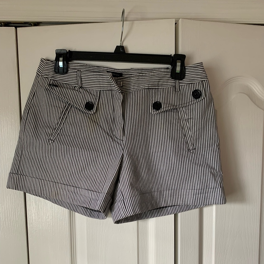 STRETCH INGREDIENTS Black and white cuffed shorts
